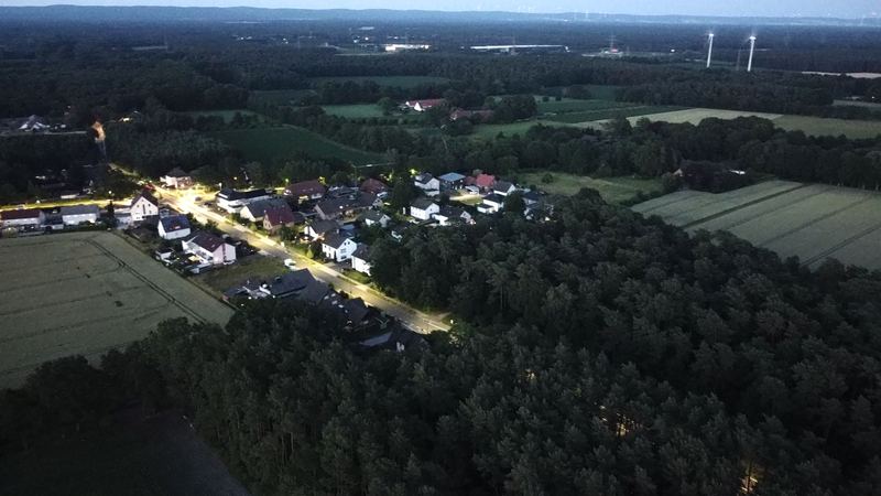 Hövelriege zur blauen Stunde mit beleuchteter Dorfstraße