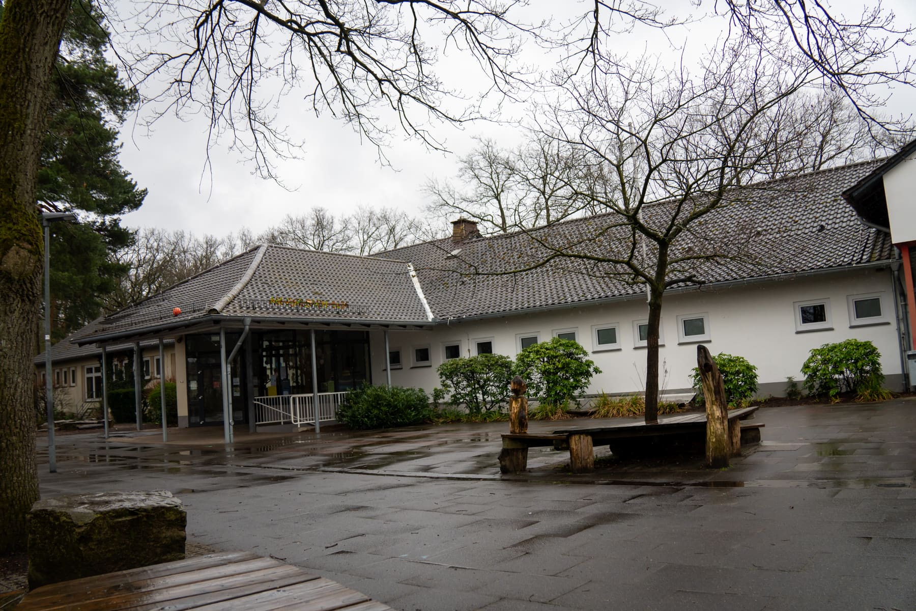 Die Furlbachschule mit Schulhof