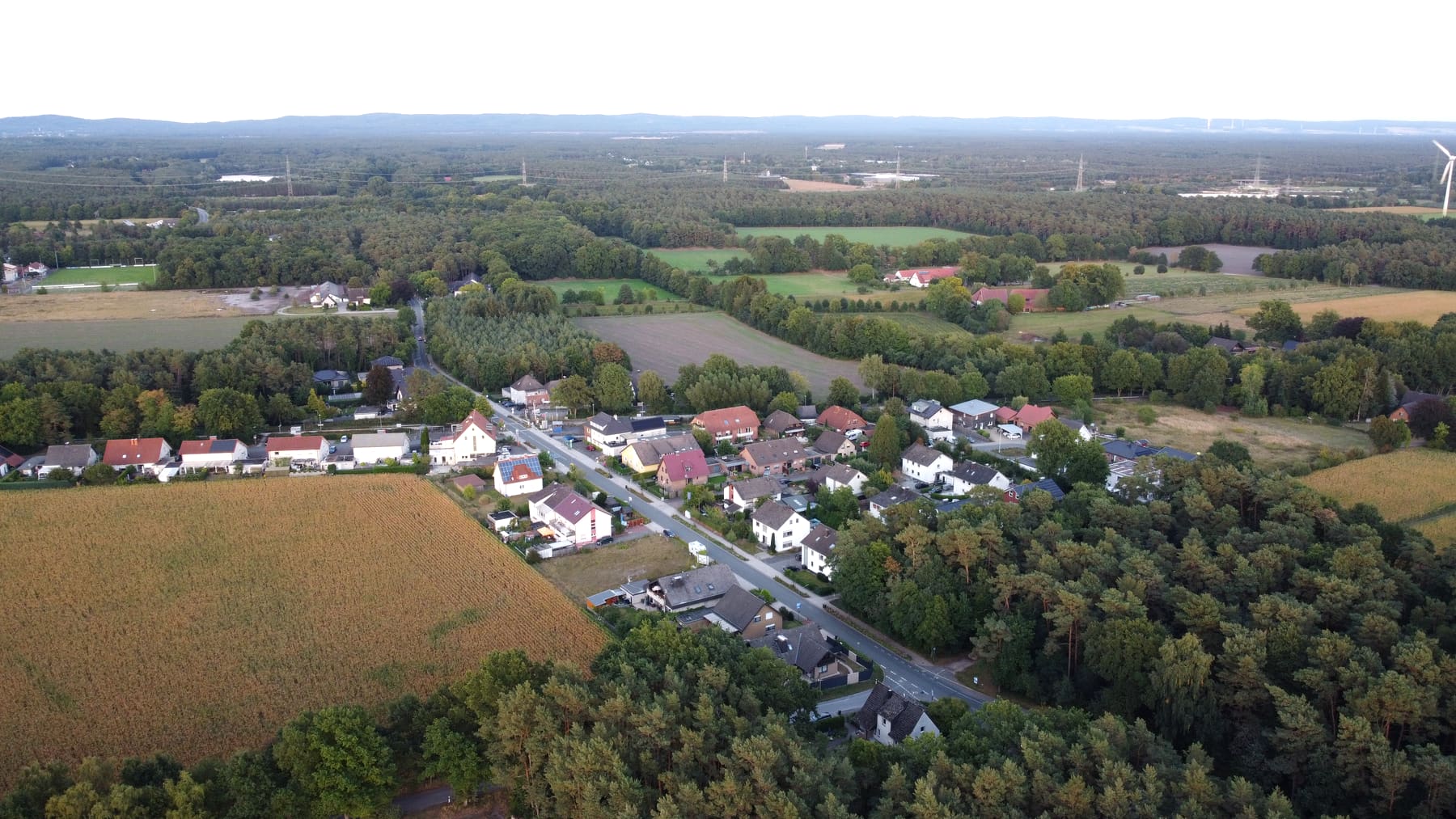 Abendliche Luftaufnahme über die Dächer von Hövelriege